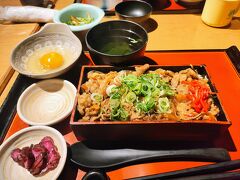 元同僚のHさんがお店予約してくれていました。KITTEの三重人。
三重の名物、てごねずし、松阪牛、はまぐりなどいろいろある～！
限定十食に惹かれて、スギモトの牛丼にしてみました。
ランチのメンバーは私が名古屋にいたころの同僚、下はゼロ歳児から成人したお子様のいる母たち。
Hさん（退職）、Mさん（3人目育休中・0歳Sちゃんも一緒でほんと癒された～～）、Tさん（現役）
色々話題はあっちこっちに行ったりしながらも、瞬間的にあの頃の空気感を感じられてうれしかったな～＾＾