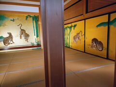 当時はこのくらいギラギラだったのだと思います、上のは、月日を経たものを復元したもの、だったと思います。うろ覚えですが。。微妙にトーンが違いますよね。
