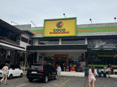 カフェを出て10分ほどでココ スーパーマーケットに到着。
それほど広くはないですが、お土産にできるお菓子や、フルーツ、飲み物などが一通り揃っていました。お菓子の試食もしていたので、購入前に味が確認できてよかったです。