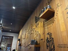 あー、疲れた。ようやくスタバに到着。アイスコーヒーを飲んでしばし休憩しました。