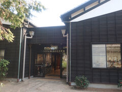 城跡ゾーンとの間には資料館があります