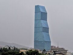 クラ川ほとりまで歩いて出ると今までのトビリシとは思えぬほどたてものが！これはザ ビルトモア ホテル