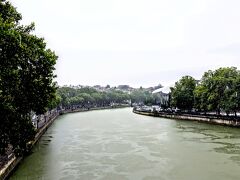 トビリシを二分するクラ川