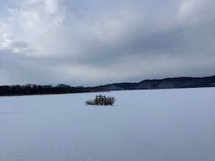 観光ホテル前で下車
ワカサギ釣り会場へ向かいます。