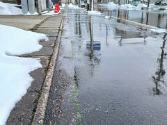 こぶとり爺さまとおり。歩道にも消雪パイプが通ってました。