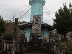 ここは弁天山理性院大師堂の裏に建つ天如塔というものでした。
昔この辺りは、島原の港に浮かぶ松島と呼ばれ、宗像社と弁財天を祀る島でした。
寛政4年（1792年）、普賢岳の噴火活動中に起きた地震によって島原城下町背後にそびえる眉山の東側が大きく山体崩壊が発生しました。「島原大事変」と呼ばれるこの大災害で、松島周辺は陸地になり、小山として残った場所が弁天山と呼ばれるようになったそうです。