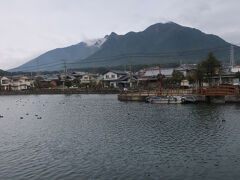 白土湖(しらちこ)。寛政4年（1792）の島原大変で作られた自然堤防の北側の窪地に多量の地下水が湧き出し、一夜にしてできた陥没湖です。現在は東西約75m、南北約200mだが、形成当時は現在の約4倍にあたる東西約180m、南北約900mの大きさでした。今でも一日4万tの地下水が湧き出していると推定されています。