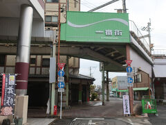 昭和レトロな雰囲気を醸す商店街。