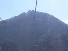 葛城山の頂上は標高452m。ロープウェイの山頂駅はその直下10mの所にあります