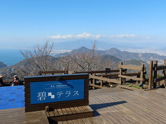 展望広場「碧テラス」はロープウェイ山頂駅の周囲に設けられた板張りのテラス