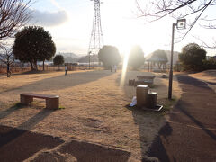 韮山反射炉から2kmほど北に行った所に蛭ヶ小島公園があります。平治の乱で敗れた源義朝の嫡男である源頼朝が流された地が公園となっています