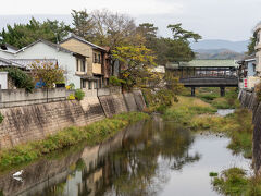 琴平の名所でもある鞘橋（さやばし）は、刀の鞘のような形をした屋根のある珍しい浮橋です。

50mくらい（？）向こうに見える、あれです。
でも、もう疲れたのであそこまでは行きません。ここでUターンして帰ります。