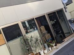 12:40　PIZZA LINDA

入れますか？ちょうどひとつ空いてます！
お兄さんに案内されて席に着きました。
席が空いたらすぐに埋まるので、時間がない私にはタイミングよかったです。