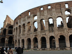 ９時４０分ごろに入場しようとすると、
１０分前まで待ってと言われた。
５分待って違うスタッフの列に行ったら入れてくれた。