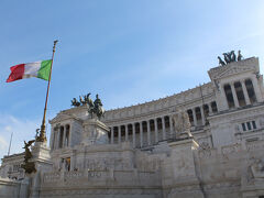 ヴェネツィア広場とカピトリーノの丘の間にあるヴィットーリオ エマヌエーレ２世記念堂(ヴィットリアーノ)。