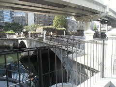 日本橋川に架かり、常盤橋公園から日本銀行側に通じる橋です。
大正１５年（１９２６）の架橋。
長らく工事していましたが、２０２１年にリニューアル、美しい姿が再現されました。
なお、「ときわはし」は上流の歩行者専用の石橋と下流の道路橋の２つあり、区別するために石橋のほうを常磐橋、道路橋の方を常盤橋と表記します。

