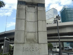 日本橋川に架かる一石橋の南詰にある一石橋の親柱。
江戸初期からあった一石橋は、大正１１年（１９２２）鉄骨コンクリート花崗岩張りのモダンな橋となり、堂々とした親柱四基をすえた白亜の橋となりました。
親柱は当時の姿のままです。

