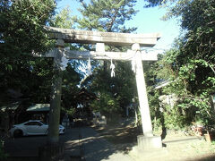 哲学堂公園の東にある葛谷御霊神社。
社伝によると、平安時代に源義家が安倍頼時征伐に従った京都の葛の里の一族が、京への帰途、落合あたりにとどまり、その際勧請した八幡が「葛谷御霊神社」となったといわれています。

