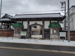 【旧網走刑務所正門】

今からある場所へ！
「そう、ここ旧網走刑務所正門」「網走若葉幼稚園」

ではなくて、
ここの前を通り過ぎて向かいます。

車道には積雪が無いものの、
歩道には滑りそうな半分凍った状態に。