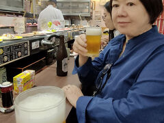 早い時間に空港に着いて座席は選べると思っていましたが混んでいるようで、何とか4人掛けの並び2席に予約を入れました。身軽になったところで「元祖寿司」で早めの1杯です。ビールとお寿司をつまんで時間を潰します。