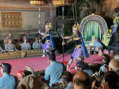 夕食を少し早く食べて、ハヌマーン通りをウブド王宮まで歩いていった。ゆっくり歩いても20分程度だった。ウブドは歩道がぼこぼこなので、よく下を見て歩かないと穴にはまったりするから気を付けないといけない。この歩道のインフラが悪いところが、唯一の悪い点かもしれない。

途中から左に折れて、ゴータマ通りを歩く方が歩きやすいし、いろいろなお店があって楽しかった。

この日は日曜日で、王宮での公演は、Jaya Swaraグループによるマハバーラタ・エピックのレゴンだった。チケットは王宮前の広場で立っている人から買う。どこで買っても同じで、料金は100Kだった。

19:30にパーカッション、ガムランの演奏によって幕開けし、まずはウェルカム・ダンスとして、男性が傘を持ったダンスが演じられた。