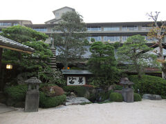 本日のお宿「佳翠苑　皆美」
https://www.kasuien-minami.jp/

以前松江の「皆実館」で食べた「鯛飯」が美味しくて、同じグループ旅館のこちらでも追加料金で食べられるとの事で予約をしました。
お値段もそれなりにお高いですが、何せ今年最初で最後の1泊旅行。
しかも１か月遅れではあるけれど、結婚記念日旅行なので大奮発です。笑
旅館に着いた時にはお出迎えのスタッフの方が大勢いらっしゃったので、後から写真を撮りました。