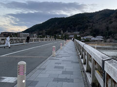 17：22　渡月橋をわたります。