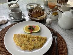 今朝はベジタブルオムレツを注文。味が薄くてケチャップが欲しくなる。クロワッサンはバターの風味がしっかりとして美味しい！中心部にある系列のカフェで、同じものが16kで販売されていた。夫が頼んだ赤いお米のポリッジはバナナ入りで、お汁粉みたいな甘さでとても美味しかった。9時半ごろ、参加する滝巡りツアーの迎えが来る。ゴルフ場のカートのような車両で驚いた！