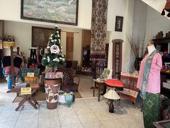 ツアーの車をホテルの手前で下車して、系列ホテルのショップに立ち寄る。ホテルの部屋着が可愛らしくて気に入ったのでお土産にしたかったのだが、あいにく同じものがなかった。しかし、センスの良い半袖のブラウスがあったので、そちらを購入。スタッフが気さくで良い方だったし、良い買い物ができた。