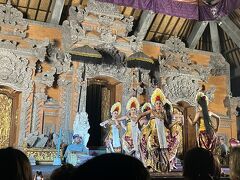 開演30分前に王宮へ行くと、4-5列目ぐらいに座れて見やすかった。不思議だったのは、なぜかステージ上の端にも観客を入れていたこと。落ち着かなそうな席だなと思った。ダンサーの目の使い方や手の動きが素晴らしいし、コミカルなパートもあって1時間半飽きずに楽しめた。