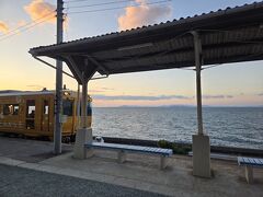 下灘駅です。
海が目の前で夕焼けがとても綺麗でした。
