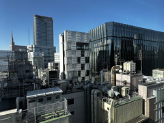 ホテル『ハイアット セントリック 銀座 東京』のお部屋からの眺めの
写真。

右手には有楽町の商業施設『東急プラザ銀座』。
白い建物は商業施設『ジクロスギンザジェムズ』になります。