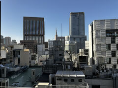 東京・銀座『Hyatt Centric Ginza Tokyo』10F

『ハイアット セントリック 銀座 東京』の「コーナキングルーム
（38㎡）」のお部屋（1014号室）からの眺望の写真。

有楽町と日比谷方面が見えます。

奥の高い建物は複合施設『東京ミッドタウン日比谷』、
そのお隣は『帝国ホテル 東京』。