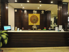 ポカラの宿はヒマラヤンフロントホテルという名前で、屋上からヒマラヤの山が見えるということで期待ができます。こちらがフロントです。