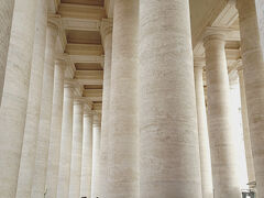 ポンピで少し休んで、サンピエトロ大聖堂へ行ってみる。
午前中よりも人が減っていたので、どれくらい並ぶのか分からなかったけどとりあえずセキュリティチェックへ。