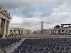 サンピエトロ広場。
式典のためか透明な椅子が並んでいる。