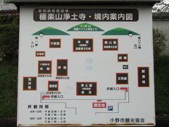 入口に境内図がありました
中央の広場？ を中心に、伽藍が囲むように整然と並んでいます