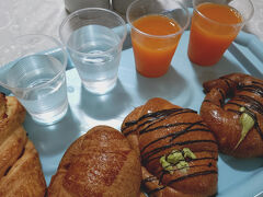 ボローニャ２日目の朝。
ホテルは朝食付ではないと思っていたけど、
ご自由にどうぞと言われ有り難く頂くことにした。