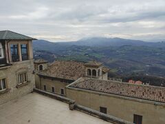 リベルタ広場からの眺め。
山々が美しい。