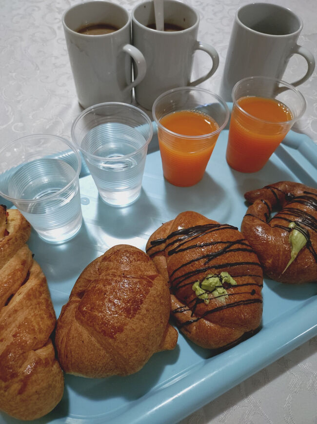 ボローニャ２日目の朝。<br />ホテルは朝食付ではないと思っていたけど、<br />ご自由にどうぞと言われ有り難く頂くことにした。
