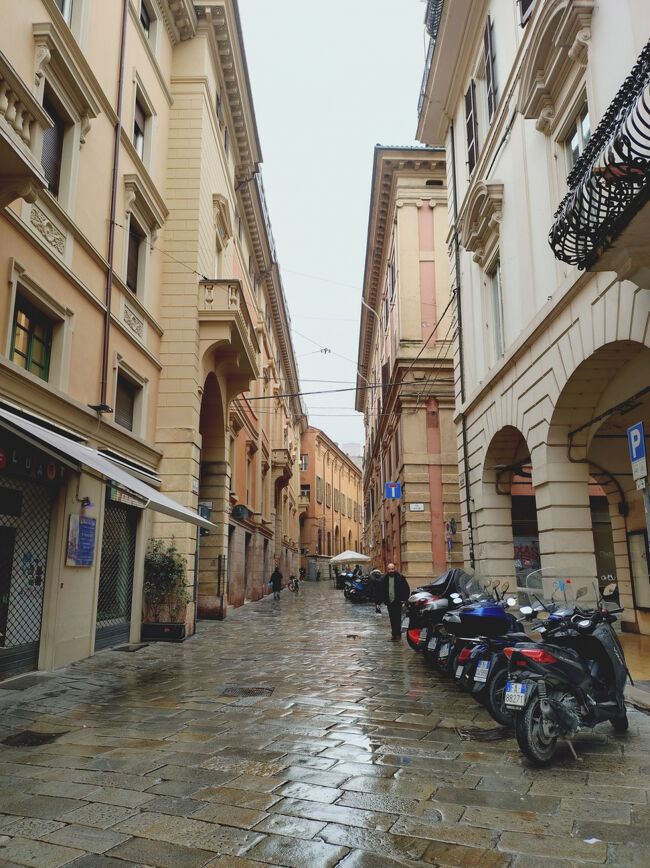 今日は、サンマリノ共和国へ日帰り。<br />雨で濡れた石畳。サンマリノのお天気はどうだろう？