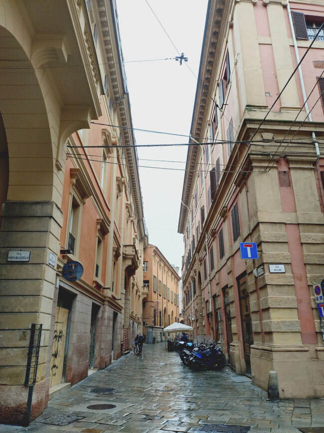 ボローニャ中央駅へ歩いて行く。