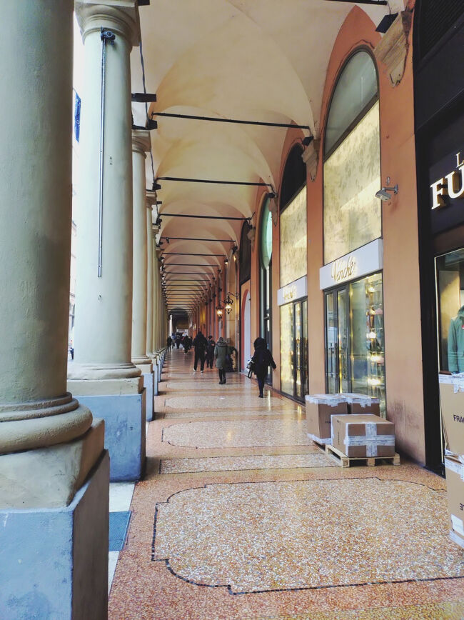 Via dell'Indipendenza<br />中央駅とマッジョーレ広場を繋ぐ目抜き通り。