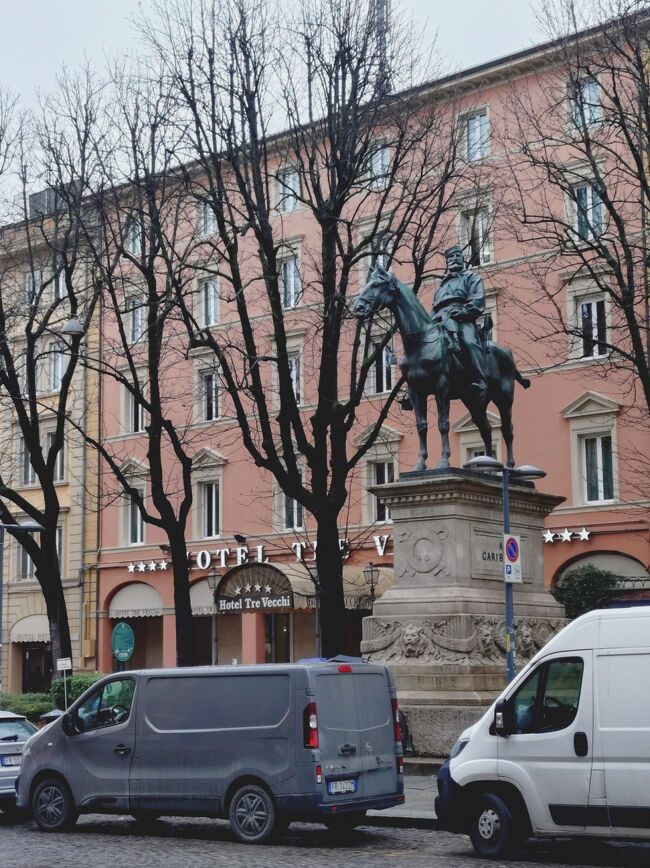 Via dell'Indipendenza<br /><br />ジュゼッペ・ガリバルディの記念碑<br />イタリア統一運動を推進し、イタリア王国成立に貢献した軍事家。