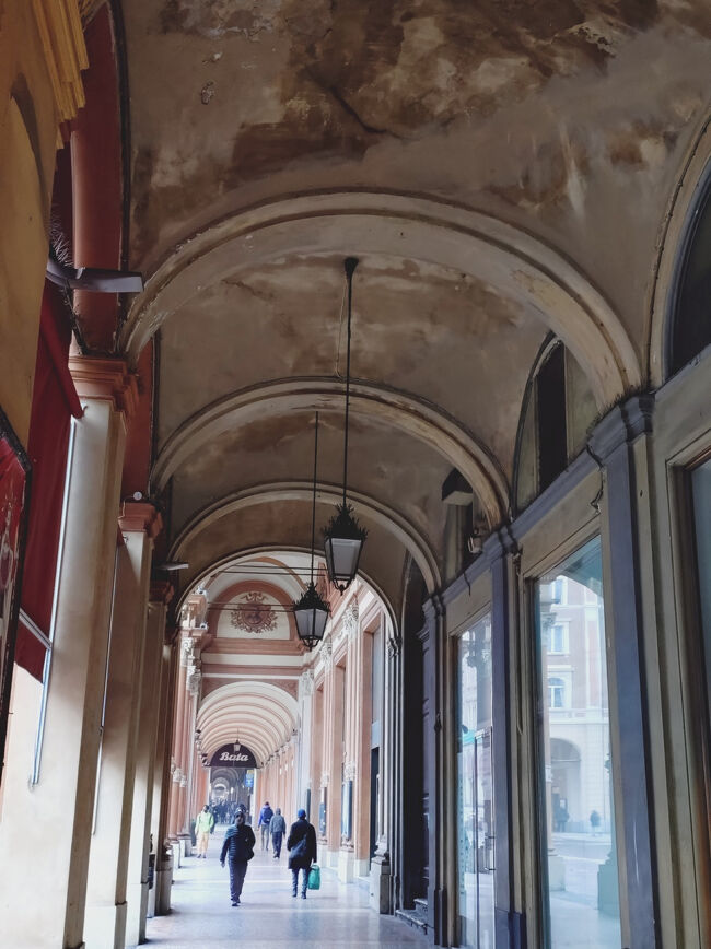 Via dell'Indipendenzaのポルティコ。