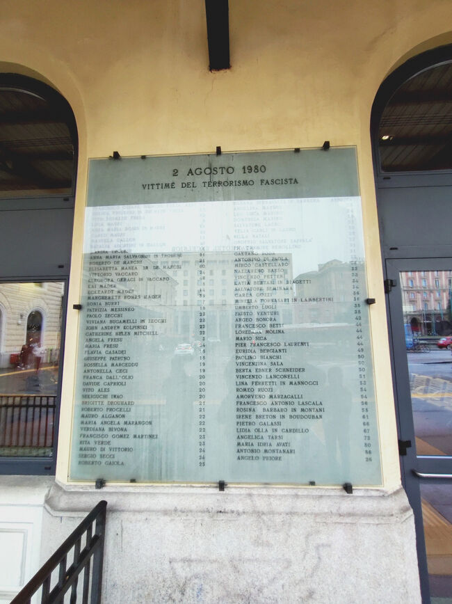 ボローニャ駅爆破テロ事件の追悼碑<br /><br />１９８０年８月２日にボローニャ中央駅で起きたテロ事件により８５人が死亡、２００人以上が負傷した。