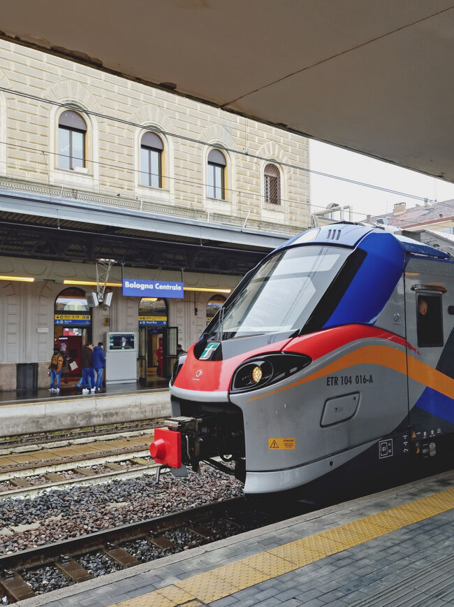 ボローニャ駅<br /><br />本日の行程<br />ボローニャからリミニまで列車で１時間１５分。<br />リミニからサンマリノの旧市街までバスで５０分。