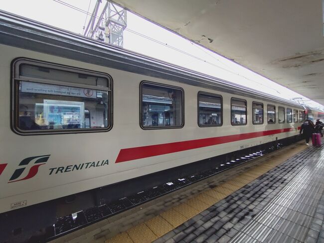 ボローニャ駅９時５８分のトレニタリアの列車が遅延。<br />リミニ駅からのバスに間に合うかな。。。