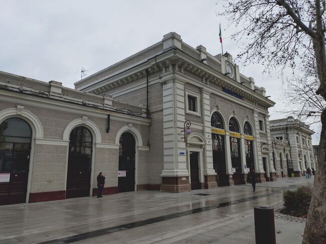 １５分遅れでリミニ駅に到着。