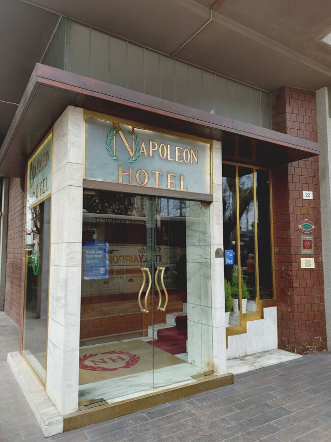 Bonelli Busの乗り場は、ホテル　ナポレオン前にある。<br />駅から５分以内。<br />